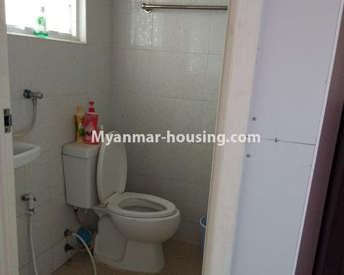 မြန်မာအိမ်ခြံမြေ - ငှားရန် property - No.4300 - စမ်းချောင်တွင် ကွန်ဒိုအသေးအခန်း ငှားရန်ရှိသည်။master bedroom bathroom