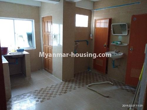 မြန်မာအိမ်ခြံမြေ - ငှားရန် property - No.4300 - စမ်းချောင်တွင် ကွန်ဒိုအသေးအခန်း ငှားရန်ရှိသည်။kitchen and compound bathroom