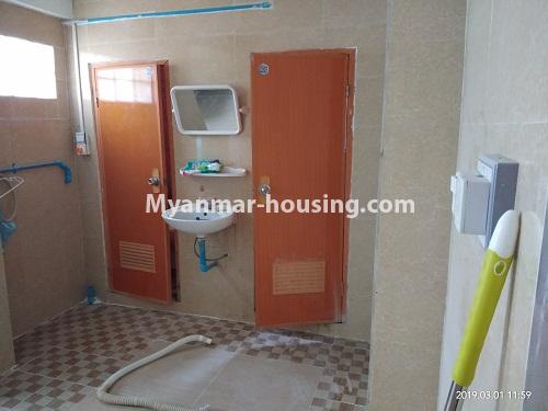 မြန်မာအိမ်ခြံမြေ - ငှားရန် property - No.4300 - စမ်းချောင်တွင် ကွန်ဒိုအသေးအခန်း ငှားရန်ရှိသည်။compound bathroom