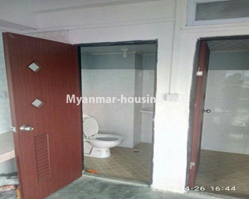 缅甸房地产 - 出租物件 - No.4323 - Condo room for rent in Botahtaung! - bathroom and toilet