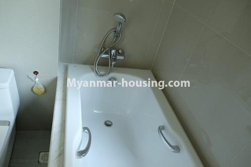 缅甸房地产 - 出租物件 - No.4324 - New condo room for rent in North Dagon! - bathtub