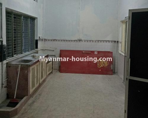 မြန်မာအိမ်ခြံမြေ - ငှားရန် property - No.4326 - လမ်းမတော်တွင် မြေညီထပ် ငှားရန်ရှိသည်။kitchen view