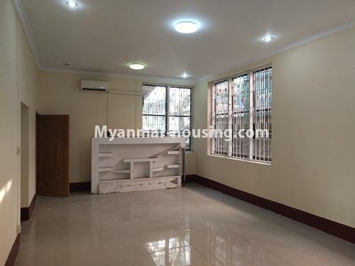 မြန်မာအိမ်ခြံမြေ - ငှားရန် property - No.4347 - လှိုင်တွင် လုံးချင်းငှားရန် ရှိသည်။living room