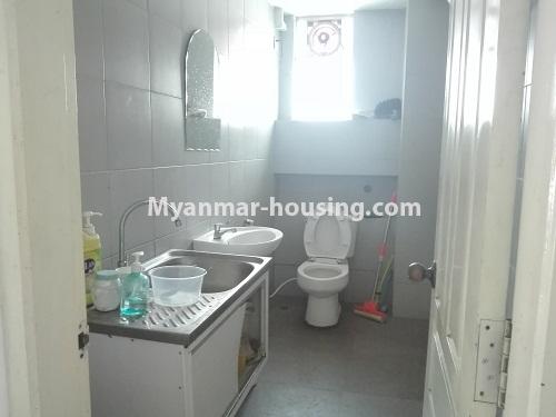 မြန်မာအိမ်ခြံမြေ - ငှားရန် property - No.4359 - ကြည့်မြင်တိုင်တွင် မြေညီထပ်ငှားရန် ရှိသည်။ toilet