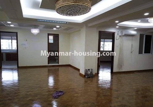 မြန်မာအိမ်ခြံမြေ - ငှားရန် property - No.4365 - ကမာရွတ်တွင် ပြည်ရိပ်မွန် ကွန်ဒိုခန်း ငှားရန်ရှိ်သည်။  - living room and bedrooms