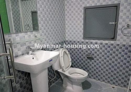 မြန်မာအိမ်ခြံမြေ - ငှားရန် property - No.4365 - ကမာရွတ်တွင် ပြည်ရိပ်မွန် ကွန်ဒိုခန်း ငှားရန်ရှိ်သည်။ bathroom