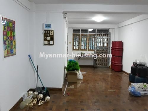 မြန်မာအိမ်ခြံမြေ - ငှားရန် property - No.4369 - လမ်းမတော်တွင် မြေညီထပ် ပထမထပ် ငှားရန်ရှိသည်။ first floor view