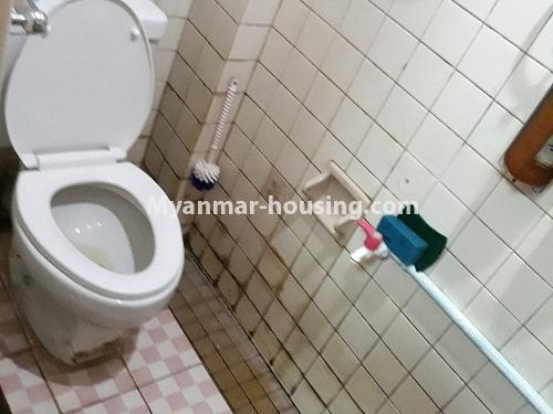 မြန်မာအိမ်ခြံမြေ - ငှားရန် property - No.4369 - လမ်းမတော်တွင် မြေညီထပ် ပထမထပ် ငှားရန်ရှိသည်။ toilet