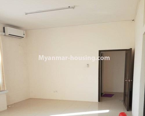 မြန်မာအိမ်ခြံမြေ - ငှားရန် property - No.4379 - လှည်းတန်းစင်တာတွင် ကွန်ဒိုခန်း ငှားရန်ရှိသည်။bedroom 
