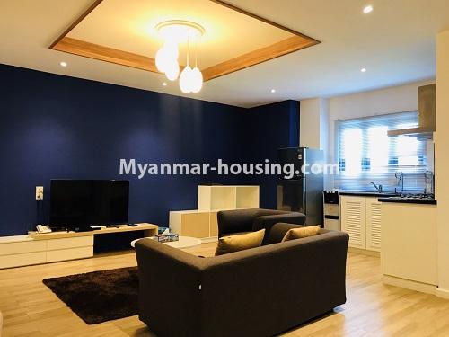 မြန်မာအိမ်ခြံမြေ - ငှားရန် property - No.4393 - ဗဟန်းတွင် အသင့်နေထိုင်ရန် ၀န်ဆောင်မှုပေးသော အိပ်ခန်းတစ်ခန်းပါသောအခန်း  ငှားရန်ရှိသည်။living room view