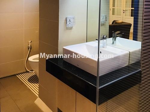 မြန်မာအိမ်ခြံမြေ - ငှားရန် property - No.4393 - ဗဟန်းတွင် အသင့်နေထိုင်ရန် ၀န်ဆောင်မှုပေးသော အိပ်ခန်းတစ်ခန်းပါသောအခန်း  ငှားရန်ရှိသည်။bathroom view