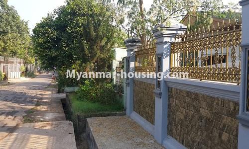 မြန်မာအိမ်ခြံမြေ - ငှားရန် property - No.4395 - သန်လျင်တွင် လုံးချင်းငှားရန် ရှိသည်။ - main gate and road view