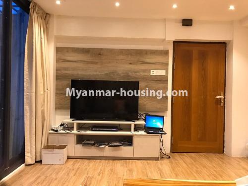 မြန်မာအိမ်ခြံမြေ - ငှားရန် property - No.4401 - မြို့ထဲတွင် ဗျူးကောင်းကောင်းနှင့် ပေါ်ဆုံးထပ်ငှားရန်ရှိသည်။ - living room TV view