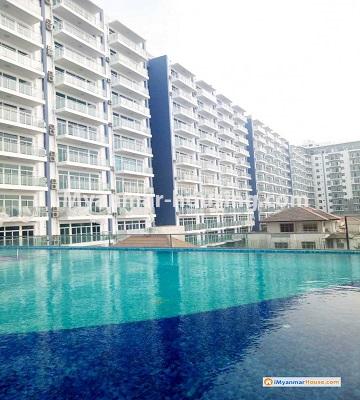 မြန်မာအိမ်ခြံမြေ - ငှားရန် property - No.4402 - စမ်းချောင်းတွင် ကွန်ဒိုသစ် အခန်းကောင်း ငှားရန်ရှိသည်။ - pool and building view