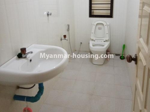 缅甸房地产 - 出租物件 - No.4412 - Nawarat Condominium room with decoration for rent in Dagon! - bathroom 