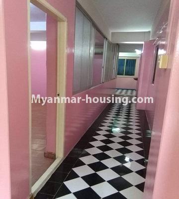 缅甸房地产 - 出租物件 - No.4419 - Decorated one bedroom condominium room for rent in Mingalar Taung Nyunt! - hallway to the kitchen