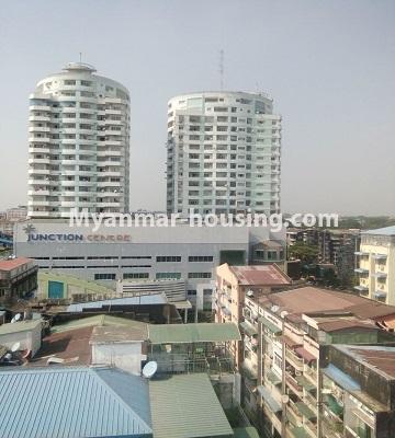 မြန်မာအိမ်ခြံမြေ - ငှားရန် property - No.4424 - လမ်းမတော် တရုတ်တန်းတွင် မြစ်ရှု့ခင်း မြို့ထဲရှု့ခင်းမြင်နိုင်သော အပေါ်ဆုံးလွှာ ငှားရန်ရှိသည်။outside view