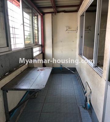 缅甸房地产 - 出租物件 - No.4424 - Top floor with river view and town view for rent in Chinatown, Lanmadaw! - outside balcony