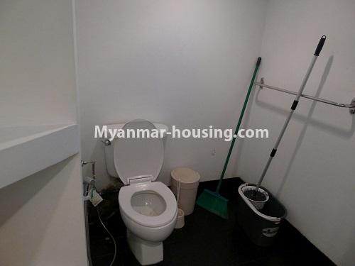 မြန်မာအိမ်ခြံမြေ - ငှားရန် property - No.4425 - နေရန် အဆင်ပြေသော ကွန်ဒိုခန်းတစ်ခန်း ဗဟန်းတွင် ငှားရန်ရှိသည်။compound bathroom