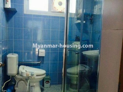 မြန်မာအိမ်ခြံမြေ - ငှားရန် property - No.4428 - ရန်ကင်း မြန်မာပလာဇာနားတွင် အိပ်ခန်းနှစ်ခန်းနှင့် ဝန်ဆောင်မှုအပြည့်ပါသောအခန်း ငှားရန်ရှိသည်။ - bathroom