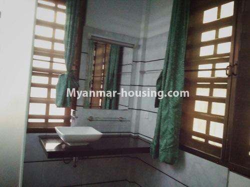 缅甸房地产 - 出租物件 - No.4432 - Serviced Condominium room between Junction Square and Hledan Centre for rent in Kamaryut! - master bedroom bathroom 