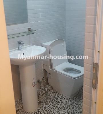 缅甸房地产 - 出租物件 - No.4435 - Pent house with nice view and will full facilities for rent in Sin Oh Tan, Latha! - bathroom 1