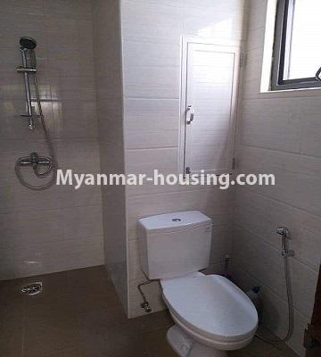 မြန်မာအိမ်ခြံမြေ - ငှားရန် property - No.4438 - ကမာရွတ်တွင် ပစ္စည်းအပြည့်အစုံနှင့် နဝရတ်ကွန် ဒိုခန်း ငှားရန်ရှိသည်။bathroom