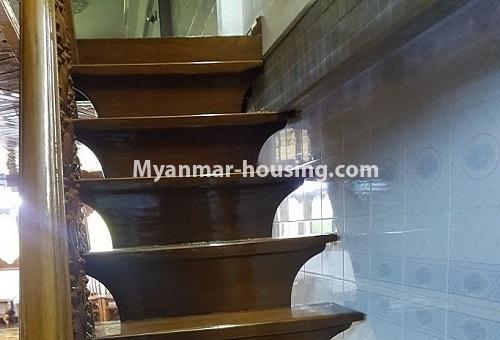 မြန်မာအိမ်ခြံမြေ - ငှားရန် property - No.4441 - မြို့ထဲတွင် လူနေ သို့မဟုတ် ဝန်ထမ်းအများစုနေရန်အတွင် တိုက်ခန်းနှစ်လွှာ ငှာန်းရန်ရှိသည်။stairs to upstairs