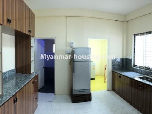 မြန်မာအိမ်ခြံမြေ - ငှားရန် property - No.4454 - လှိုင်တွင် အိမ်နှစ်လုံး ငှားရန်ရှိသည်။ - kitchen view