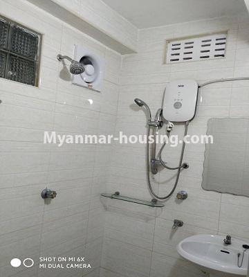 မြန်မာအိမ်ခြံမြေ - ငှားရန် property - No.4456 - ရန်ကုန်မြို့လည်ခေါင်တွင် လှပပြီး ပရိဘောဂအပြည့်အစုံထည့်ထားသော အပေါ်ဆုံးလွှာ ငှားရန်ရှိသည်။bathroom 2