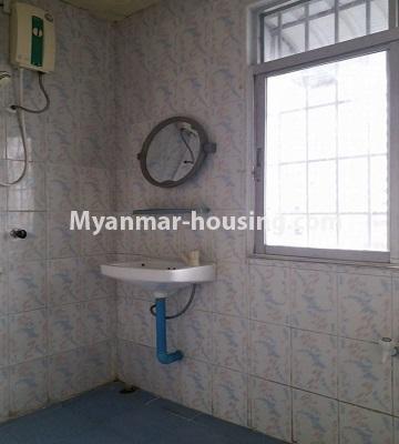 မြန်မာအိမ်ခြံမြေ - ငှားရန် property - No.4462 - မြို့ထဲတွင် ပရိဘောဂပါပြီး ကွန်ဒိုခန်းငှားရန်ရှိသည်bathroom 2