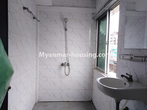 မြန်မာအိမ်ခြံမြေ - ငှားရန် property - No.4485 - မြို့ထဲတွင် ပရိဘောဂပါပြီး ကွန်ဒိုခန်း ငှားရန်ရှိသည်။ - bathroom 1