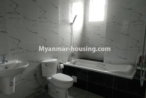မြန်မာအိမ်ခြံမြေ - ငှားရန် property - No.4494 - ဒဂုံယောမင်းကြီးဧရိယာတွင် နေထိုင်ရန် ပြင်ဆင်ပြီး၊ ပရိဘောဂပါပြီး ကွန်ဒိုခန်း ငှားရန်ရှိသည်။ master bedroom bathroom