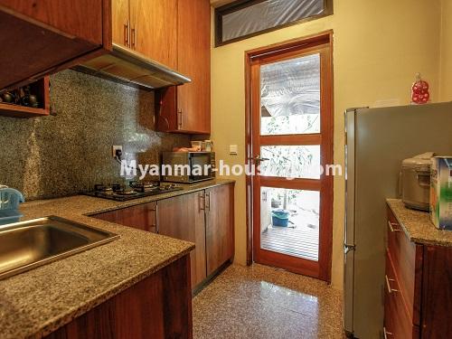 မြန်မာအိမ်ခြံမြေ - ငှားရန် property - No.4510 - အင်းစိန် ဆယ်မိုင်တွင် ပရိဘောဂအပြည့်အစုံပါပြီး နေချင်စဖွယ် တစ်ထပ်အိမ်တစ်လုံး ငှားမည်။kitchen view