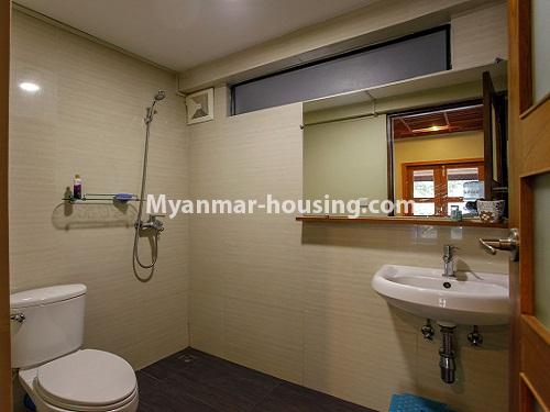 မြန်မာအိမ်ခြံမြေ - ငှားရန် property - No.4510 - အင်းစိန် ဆယ်မိုင်တွင် ပရိဘောဂအပြည့်အစုံပါပြီး နေချင်စဖွယ် တစ်ထပ်အိမ်တစ်လုံး ငှားမည်။ - master bedroom bathroom