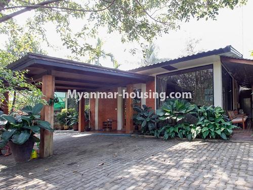 မြန်မာအိမ်ခြံမြေ - ငှားရန် property - No.4510 - အင်းစိန် ဆယ်မိုင်တွင် ပရိဘောဂအပြည့်အစုံပါပြီး နေချင်စဖွယ် တစ်ထပ်အိမ်တစ်လုံး ငှားမည်။ - house and outside view