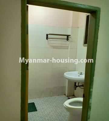 ミャンマー不動産 - 賃貸物件 - No.4518 - Three bedrooms apartment for rent in Highway Complex, Kamaryut! - master bedroom bathroom