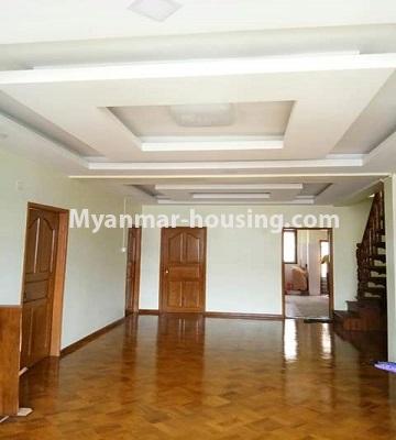 မြန်မာအိမ်ခြံမြေ - ငှားရန် property - No.4519 - ကမာရွတ် ရွေှပိတောက်ရိပ်မွန်တွင် လေးလွှာနှင့် အပေါ်ဆုံးလွှာ ငှားရန်ရှိသည်။ - forth floor living room