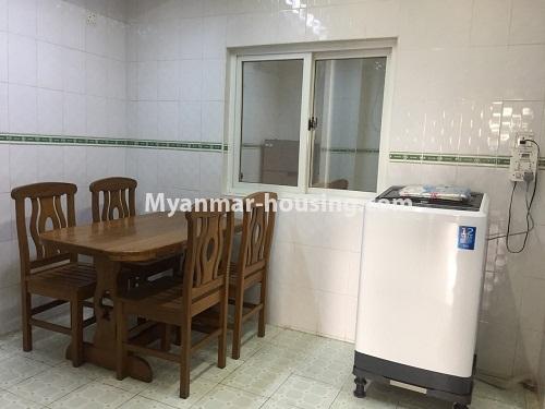 မြန်မာအိမ်ခြံမြေ - ငှားရန် property - No.4525 - ကမာရွတ် လှည်းတန်းလမ်းဆုံနားတွင် အိပ်ခန်းသုံးခန်းပါသော ကွန်ဒိုခန်း ငှားရန်ရှိသည်။ - kitchen and compound bathroom view