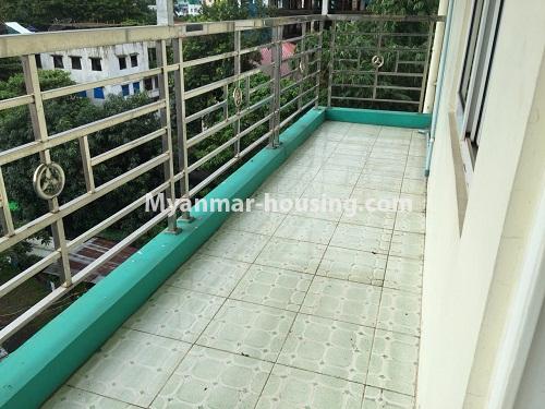 မြန်မာအိမ်ခြံမြေ - ငှားရန် property - No.4525 - ကမာရွတ် လှည်းတန်းလမ်းဆုံနားတွင် အိပ်ခန်းသုံးခန်းပါသော ကွန်ဒိုခန်း ငှားရန်ရှိသည်။balcony view