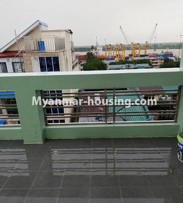 မြန်မာအိမ်ခြံမြေ - ငှားရန် property - No.4526 - အလုံတွင် မြစ်ဗျူးနှင့် မြို့ထဲဗျူးကို မြင်ရသော အပေါ်ဆုံးလွှာ ကွန်ဒိုခန်း ငှားရန်ရှိသည်။balcony view