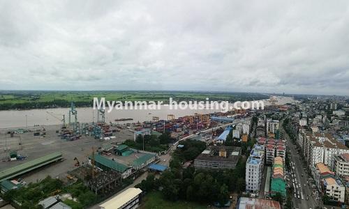 မြန်မာအိမ်ခြံမြေ - ငှားရန် property - No.4528 - အလုံ ကမ်းနားလမ်းမပေါ်တွင် မြစ်ဗျူးမြင်ရသော အပေါ်ဆုံးလွှာ ငှားရန်ရှိသည်။river view from balcony