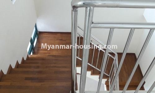 မြန်မာအိမ်ခြံမြေ - ငှားရန် property - No.4528 - အလုံ ကမ်းနားလမ်းမပေါ်တွင် မြစ်ဗျူးမြင်ရသော အပေါ်ဆုံးလွှာ ငှားရန်ရှိသည်။ - stairs to mazzenine