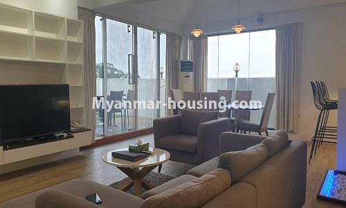 မြန်မာအိမ်ခြံမြေ - ငှားရန် property - No.4530 - ဗဟန်းတွင် အသင့်နေထိုင်ရန် ၀န်ဆောင်မှုပေးသော အပေါ်ဆုံးလွှာအခန်း ငှားရန်ရှိသည်။anothr view of living room