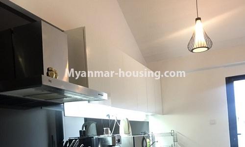 မြန်မာအိမ်ခြံမြေ - ငှားရန် property - No.4530 - ဗဟန်းတွင် အသင့်နေထိုင်ရန် ၀န်ဆောင်မှုပေးသော အပေါ်ဆုံးလွှာအခန်း ငှားရန်ရှိသည်။ - another view of kitchen
