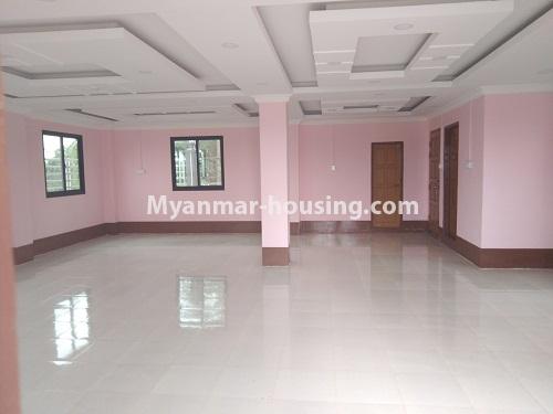 မြန်မာအိမ်ခြံမြေ - ငှားရန် property - No.4533 - စီးပွားရေးလုပ်ရန်အတွက် တောင်ဥက္ကလာ ရတနာလမ်းမပေါ်တွင် မြေညီအပါငါးလွှာတိုက်ခန်း ငှားရန်ရှိသည်။ - first floor hall view