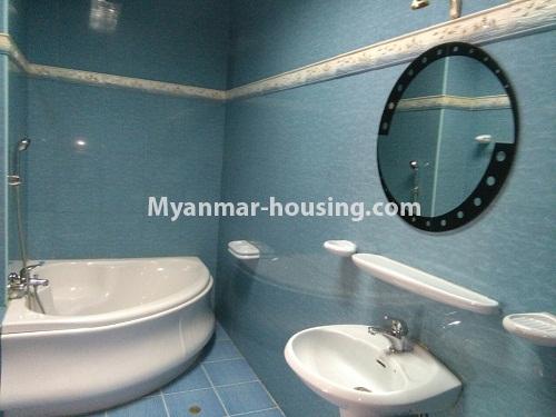 မြန်မာအိမ်ခြံမြေ - ငှားရန် property - No.4534 - ဗဟန်းတွင် တက္ကသိုလ်ရိပ်မွန်ကွန်ဒို အခန်းကျယ် ငှားရန်ရှိသည်။bathroom 1