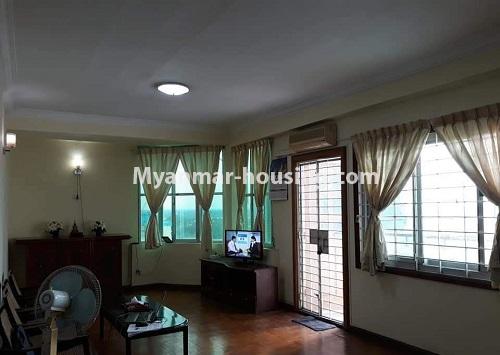 မြန်မာအိမ်ခြံမြေ - ငှားရန် property - No.4549 - ရှုခင်းကောင်းကောင်းနှင့် နေချင်သူများအတွက် ဈေးနှုန်းသင့်တင့်သည့် အခန်းတစ်ခန်းငှားရန်ရှိသည်။ - living room view