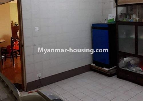 မြန်မာအိမ်ခြံမြေ - ငှားရန် property - No.4549 - ရှုခင်းကောင်းကောင်းနှင့် နေချင်သူများအတွက် ဈေးနှုန်းသင့်တင့်သည့် အခန်းတစ်ခန်းငှားရန်ရှိသည်။kitchen area view