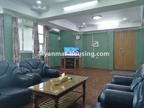 မြန်မာအိမ်ခြံမြေ - ငှားရန် property - No.4550 - ရန်ကုန်မြို့လည်တွင် ပရိဘောဂပါပြီး ကျော်စီးတီးကွန်ဒိုခန်း ငှားရန်ရှိသည်။living room view
